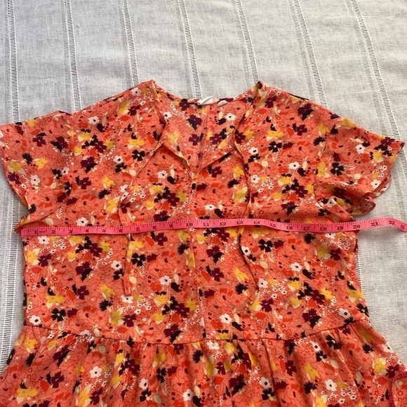 Gap floral peplum blouse with flutter sleeves. - Picture 9 of 12